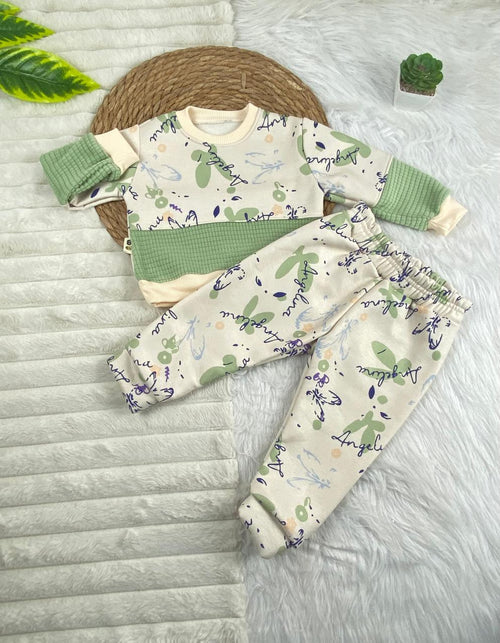 طقم ابناتي شتوي خامه ميلتون مبطنه من الداخل مكون من قطعتين رسمة فراشات 🤍🤍