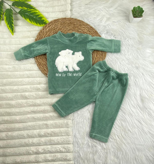 بيجامه قطيفه اولادي و بناتي مكونه من قطعتين خامه مريحه رسمة دبيين🤍🩷