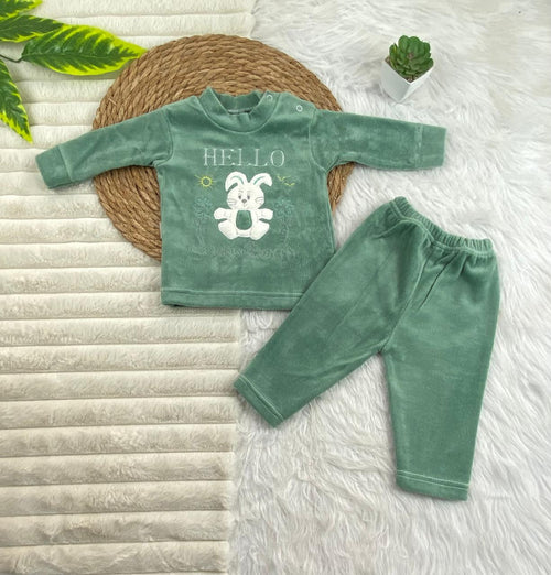 بيجامه قطيفه اولادي و بناتي مكونه من قطعتين خامه مريحه رسمة ارنبه 🤍🩷