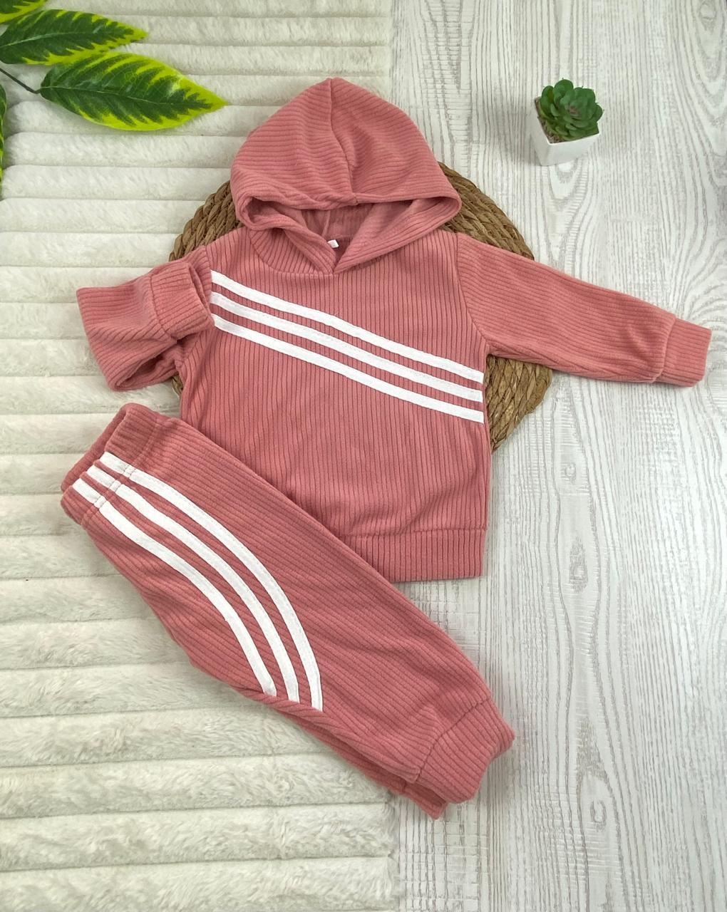 بيجامه قطيفه مسحب اولادي وبناتي مكونه من قطعتين مبطن من الداخل مزود ب هودي ماركة شيك كيدز🤍🩷