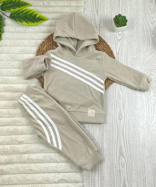 بيجامه قطيفه مسحب اولادي وبناتي مكونه من قطعتين مبطن من الداخل مزود ب هودي ماركة شيك كيدز🤍🩷