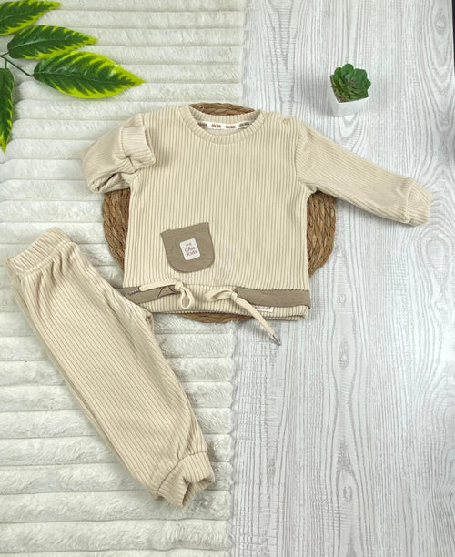 بيجامه قطيفه مسحب بناتي مكونه من قطعتين مبطن من الداخل ماركة شيك كيدز🤎🩷