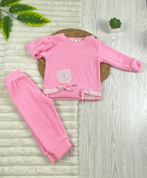 بيجامه قطيفه مسحب بناتي مكونه من قطعتين مبطن من الداخل ماركة شيك كيدز🤎🩷