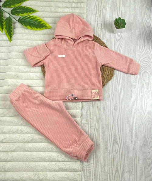 بيجامه قطيفه مسحب بناتي مكونه من قطعتين مبطن من الداخل مزود ب هودي  ماركة شيك كيدز🤍🩷