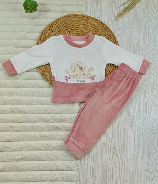 بيجامه بناتي شتوي قطيفه مبطنه من الداخل ف مكون من قطعتين رسمة 3 ارانب  🤍🩷