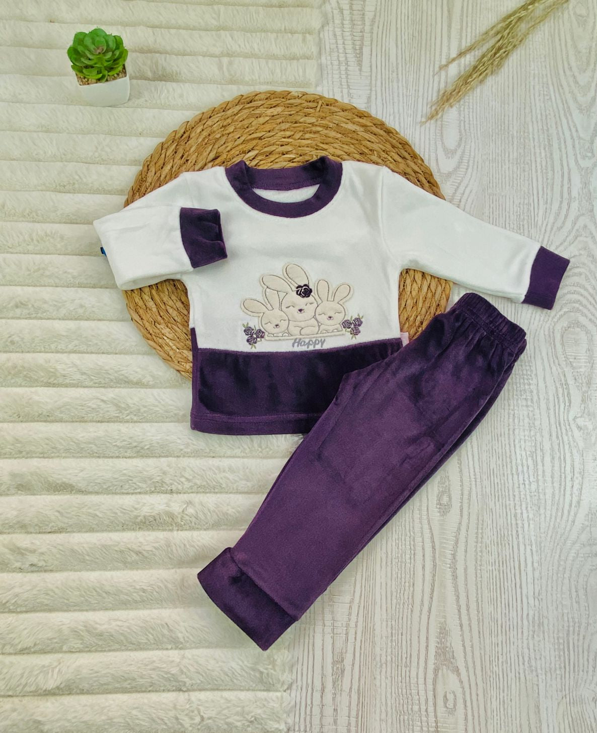 بيجامه بناتي شتوي قطيفه مبطنه من الداخل ف مكون من قطعتين رسمة 3 ارانب  🤍🩷