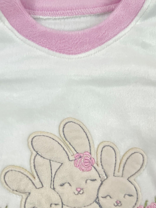 بيجامه بناتي شتوي قطيفه مبطنه من الداخل ف مكون من قطعتين رسمة 3 ارانب  🤍🩷