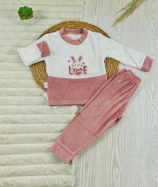 بيجامه بناتي شتوي قطيفه مبطنه من الداخل ف مكون من قطعتين love  🤍🩷