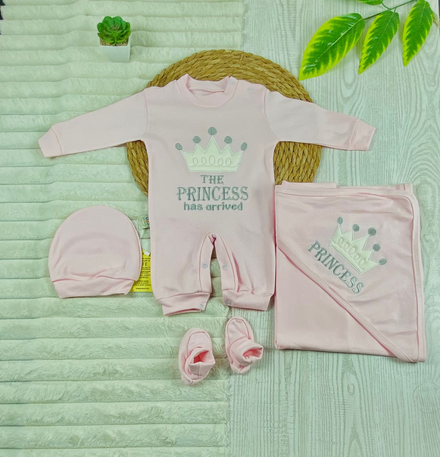 طقم مستشفي قطن 100% مكون من اربع قطع رسمة تاج 🩷💙🖤