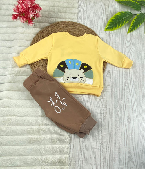 طقم اولادي شتوي خامه ميلتون مكون من قطعتين رسمة اسد❤️🤍