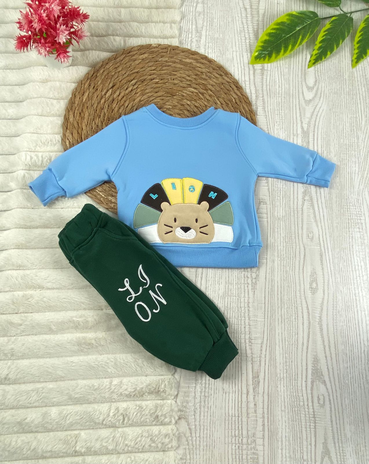 طقم اولادي شتوي خامه ميلتون مكون من قطعتين رسمة اسد❤️🤍