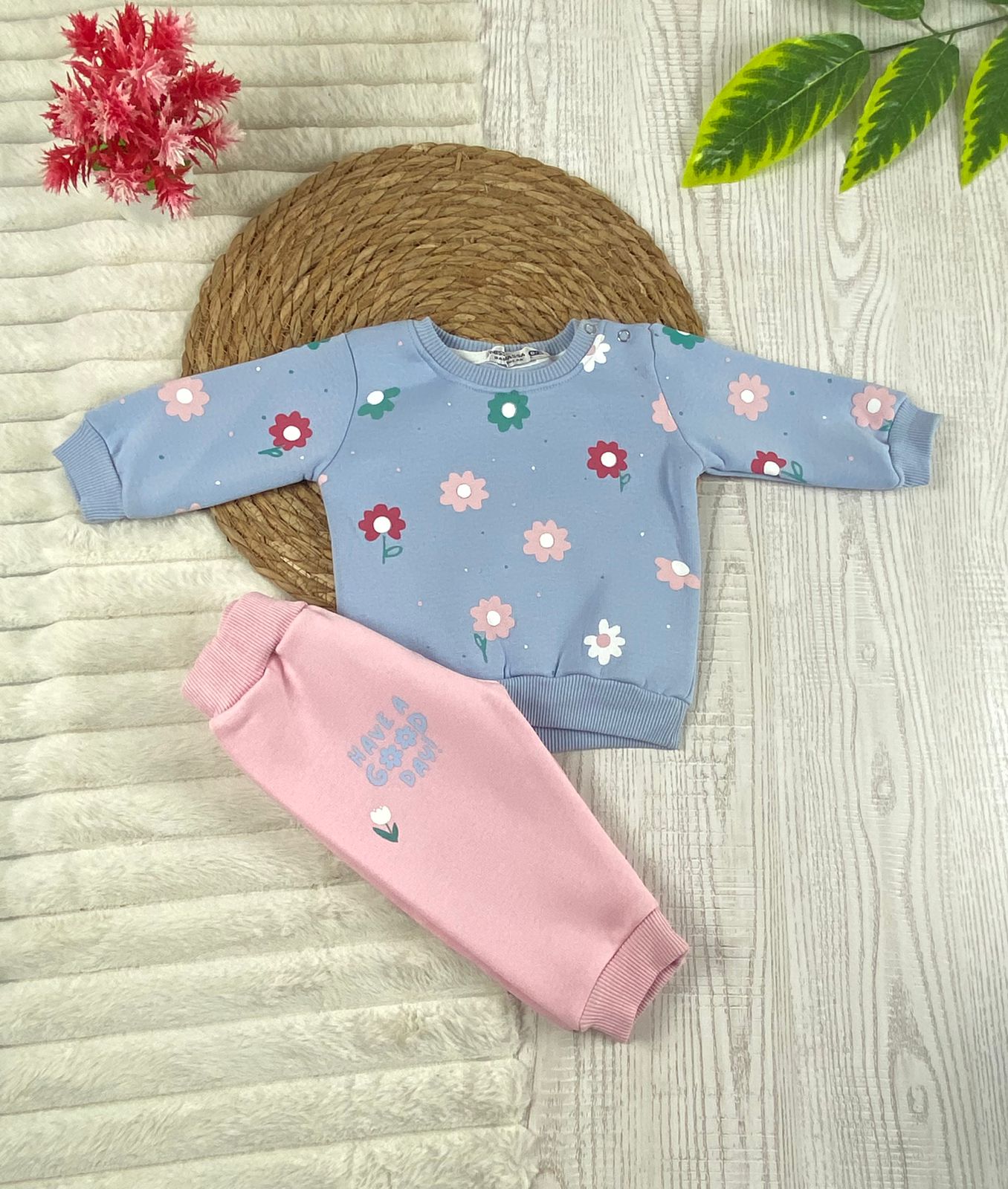 طقم ميلتون شتوي بناتي مكون من قطعتين رسمة ورد 🤍😍🩷