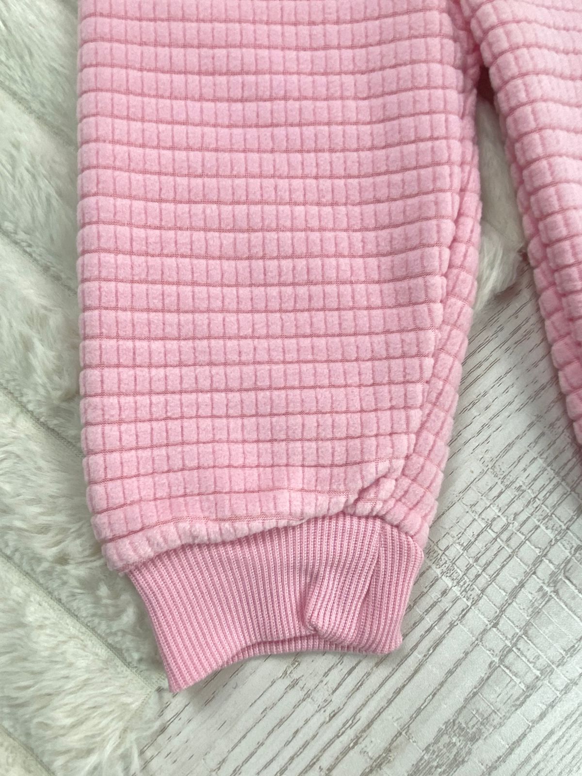 طقم بناتي شتوي خامه قطيفه مكون من قطعتين مبطن من الداخل happy🤍🤍