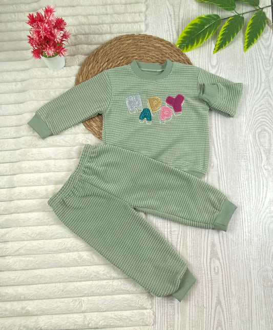 طقم بناتي شتوي خامه قطيفه مكون من قطعتين مبطن من الداخل happy🤍🤍