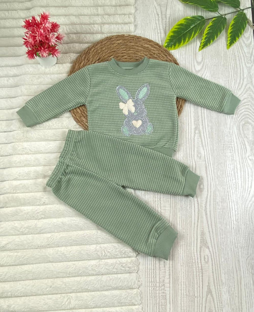 طقم بناتي شتوي خامه قطيفه مكون من قطعتين مبطن من الداخل رسمة ارنب🤍🤍