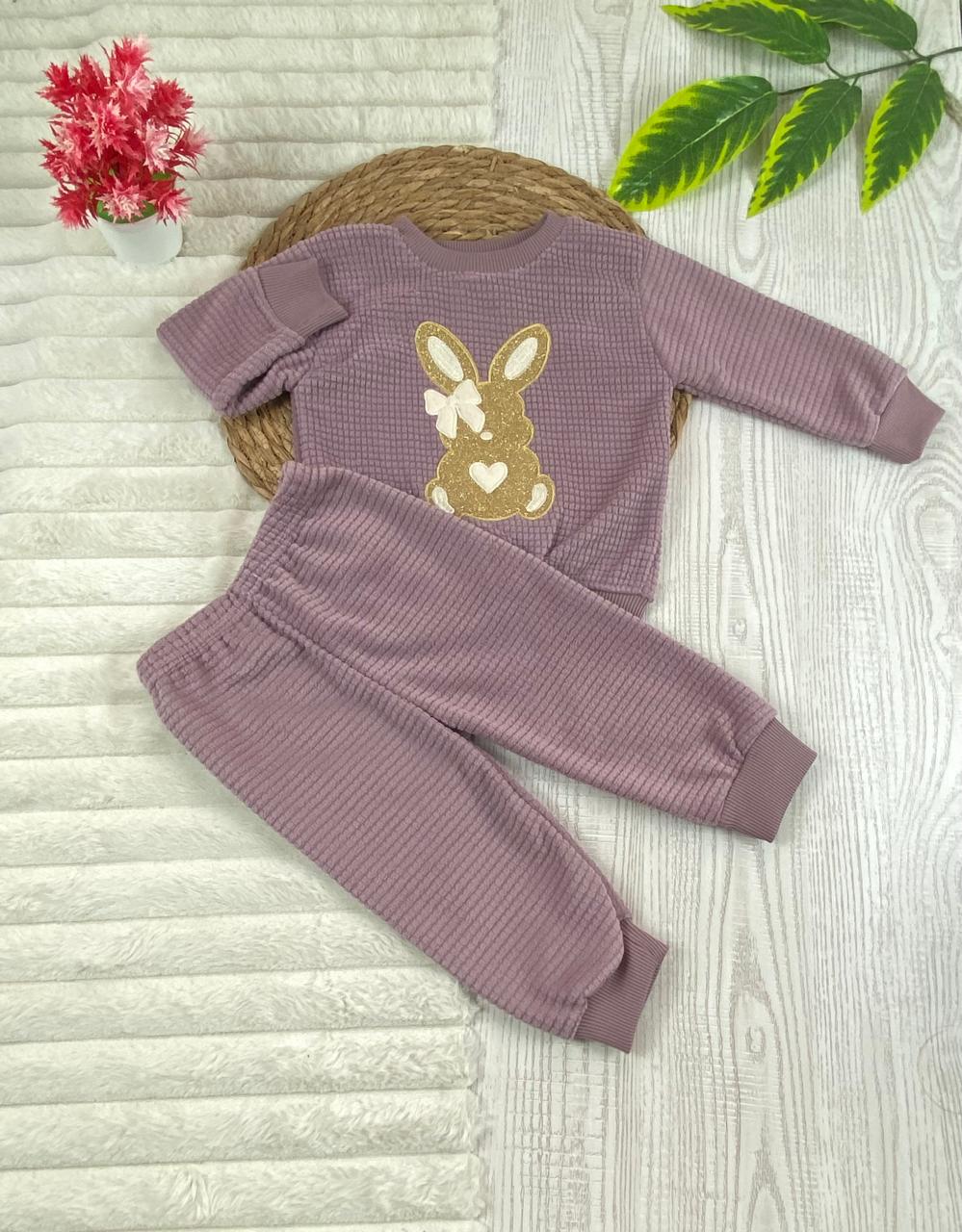 طقم بناتي شتوي خامه قطيفه مكون من قطعتين مبطن من الداخل رسمة ارنب🤍🤍