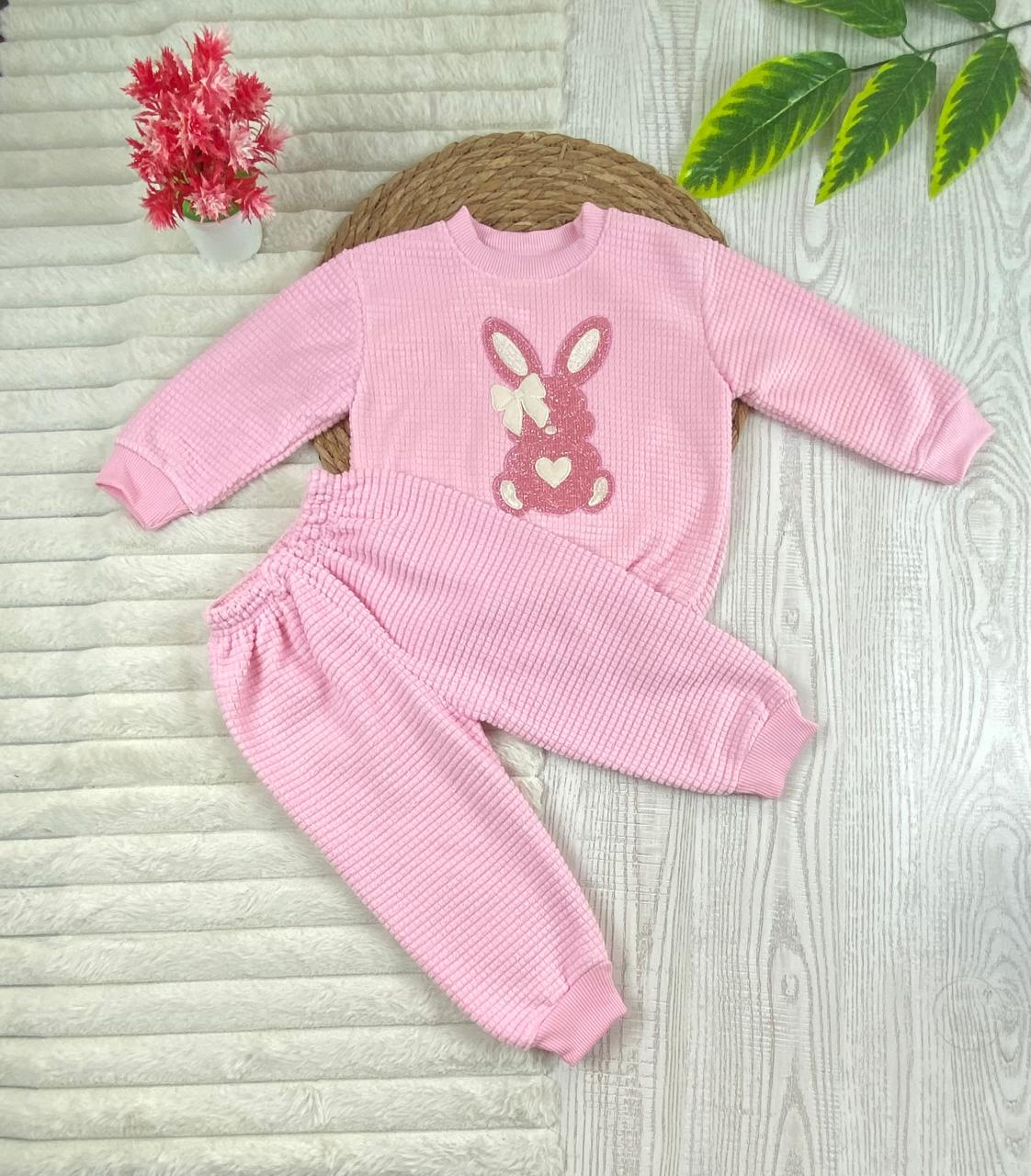 طقم بناتي شتوي خامه قطيفه مكون من قطعتين مبطن من الداخل رسمة ارنب🤍🤍