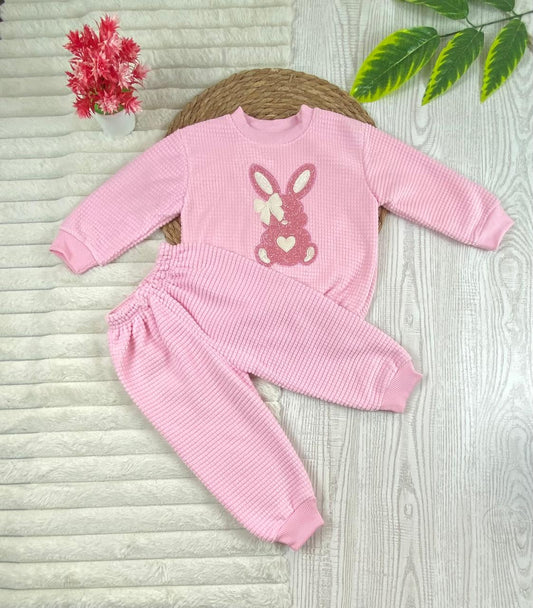 طقم بناتي شتوي خامه قطيفه مكون من قطعتين مبطن من الداخل رسمة ارنب🤍🤍