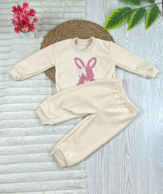 طقم بناتي شتوي خامه قطيفه مكون من قطعتين مبطن من الداخل رسمة ارنب🤍🤍