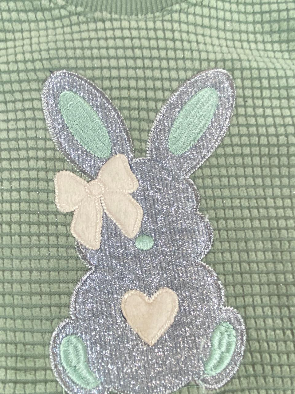 طقم بناتي شتوي خامه قطيفه مكون من قطعتين مبطن من الداخل رسمة ارنب🤍🤍