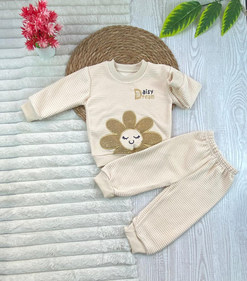 طقم بناتي شتوي خامه قطيفه مكون من قطعتين مبطن من الداخل رسمة وردة🤍🤍