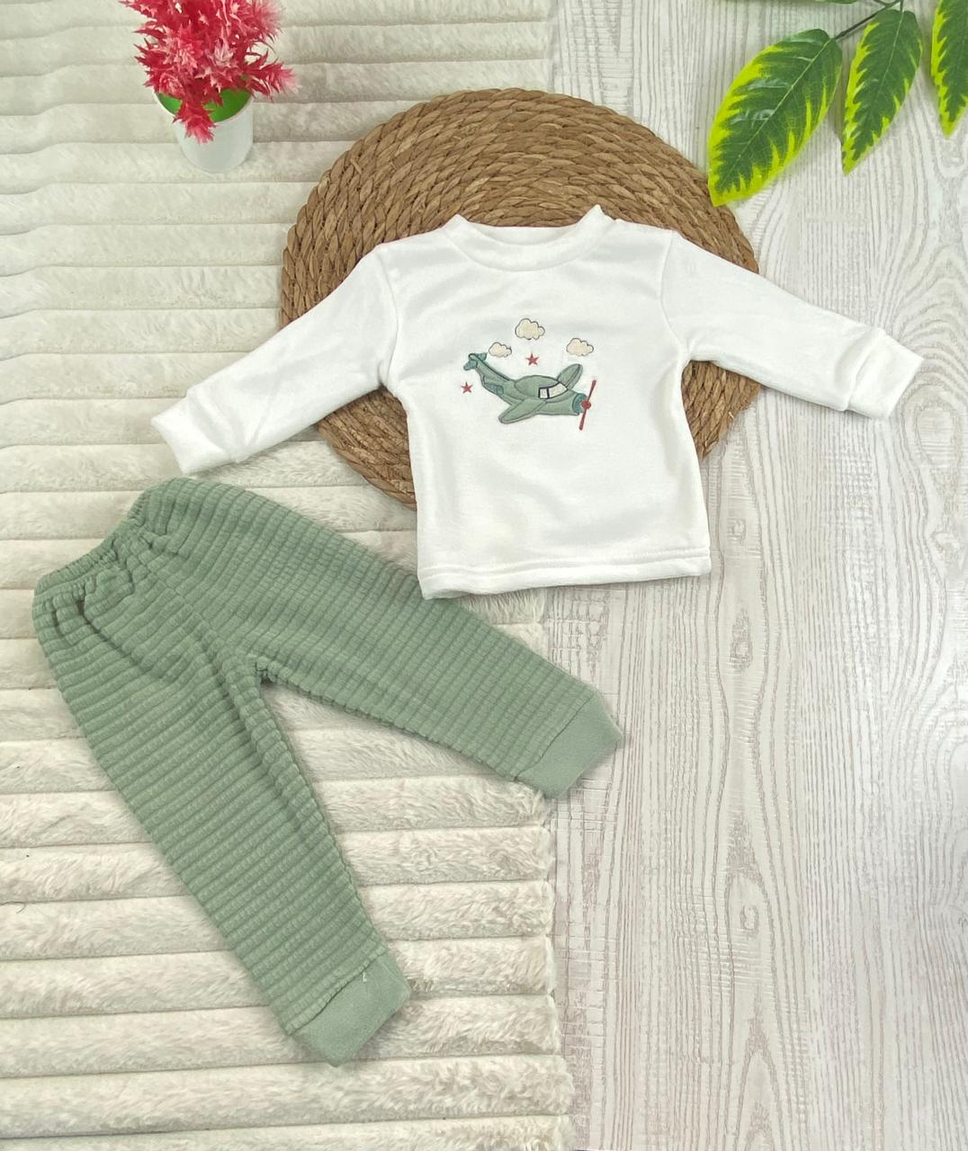 بيجامه اولادي و بناتي شتوي قطيفه مبطنه من الداخل ف مكون من قطعتين رسمة طياره🤍🩷