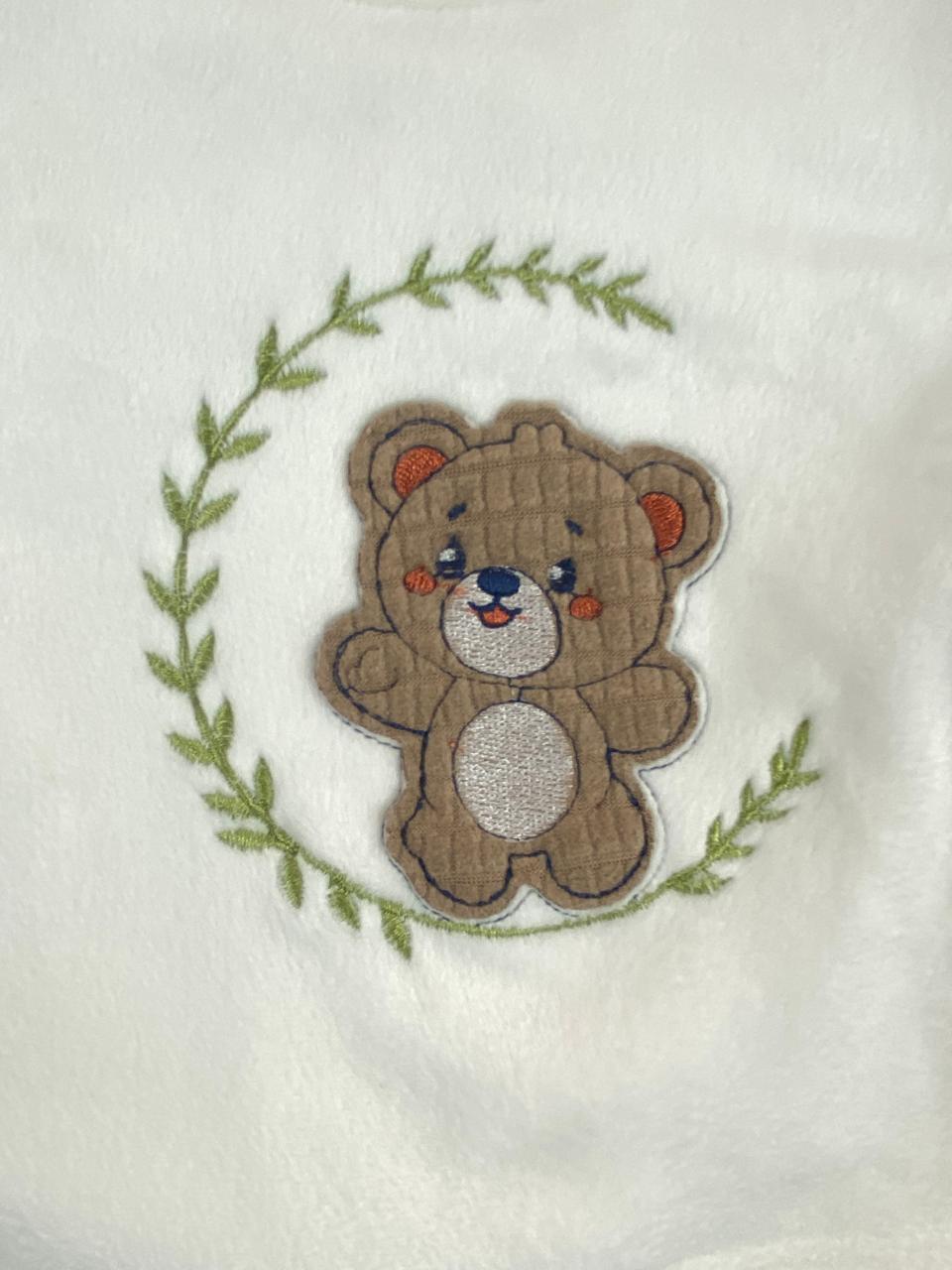 بيجامه اولادي و بناتي شتوي قطيفه مبطنه من الداخل ف مكون من قطعتين رسمة دب🤍🩷