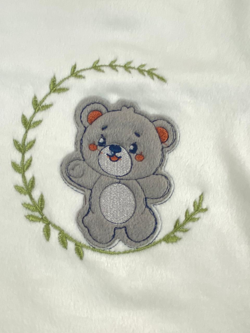 بيجامه اولادي و بناتي شتوي قطيفه مبطنه من الداخل ف مكون من قطعتين رسمة دب🤍🩷