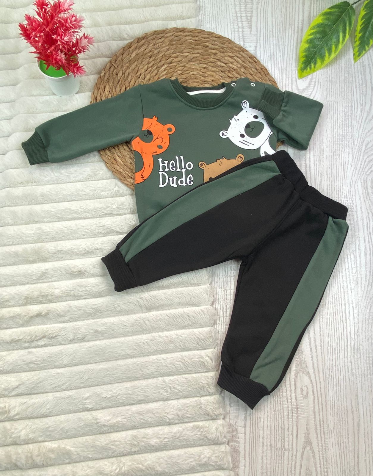 طقم اولادي بناتي شتوي خامه ميلتون مبطن من الداخل مكون من قطعتين hello dude❤️🤍