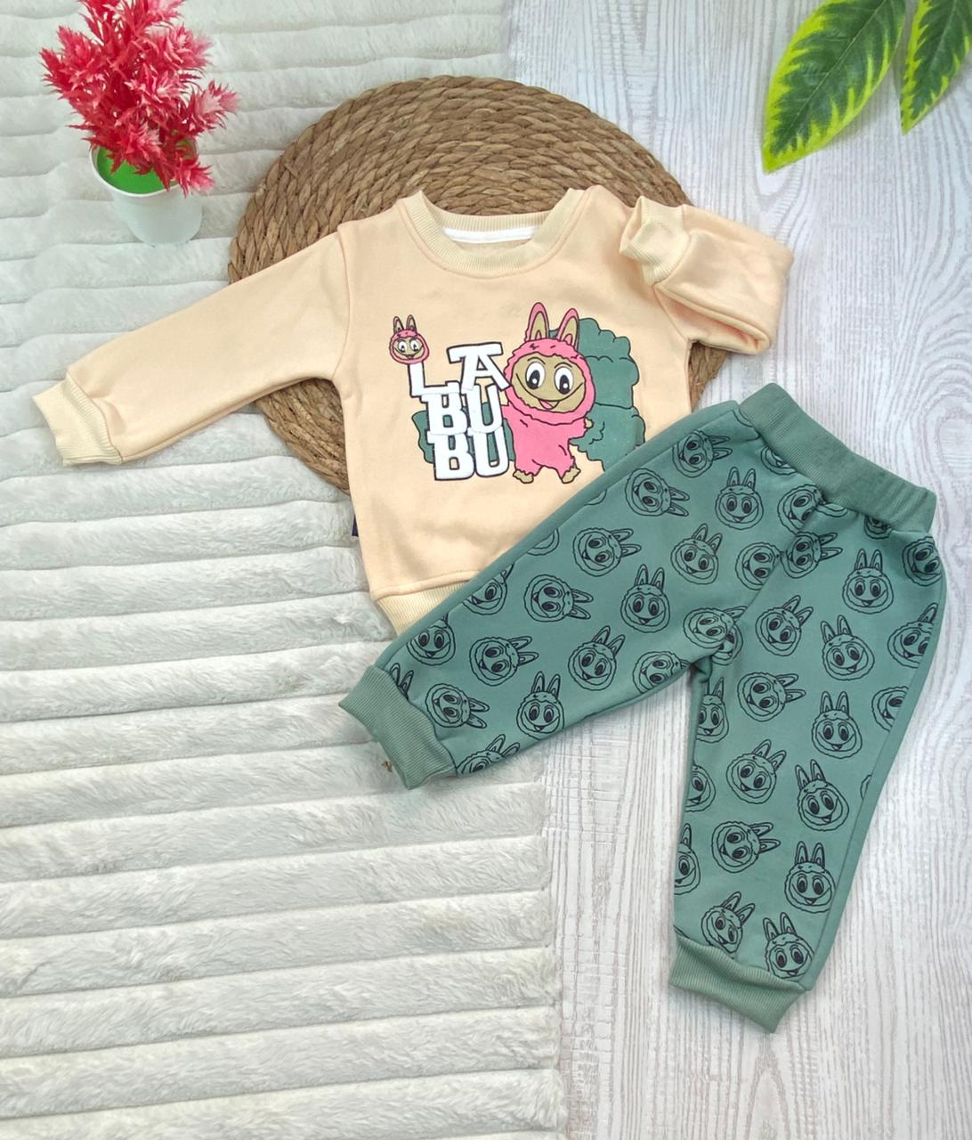 طقم اولادي وبناتي شتوي خامه ميلتون مكون من قطعتين مبطن من الداخل رسمة لبوبو❤️🤍