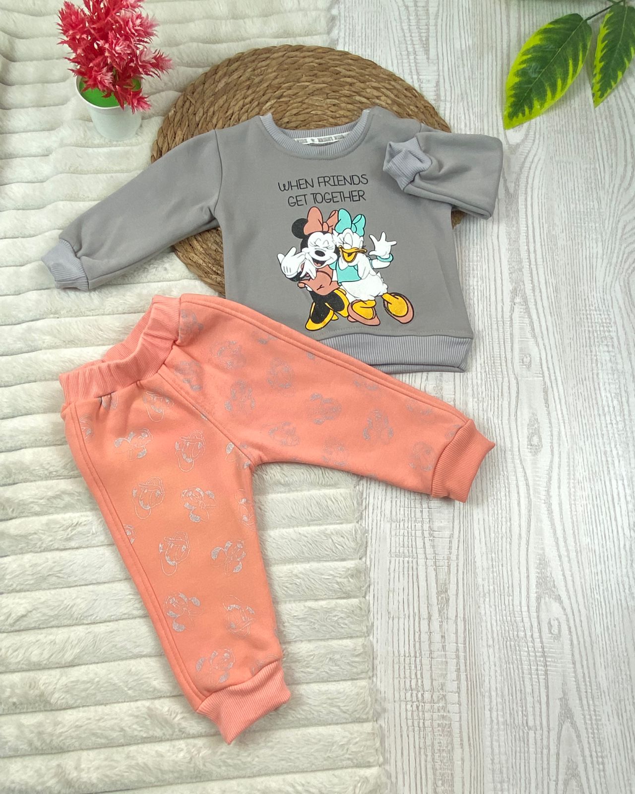 طقم بناتي شتوي خامه ميلتون مكون من قطعتين مبطن من الداخل رسمة ميني وبطوط❤️🤍