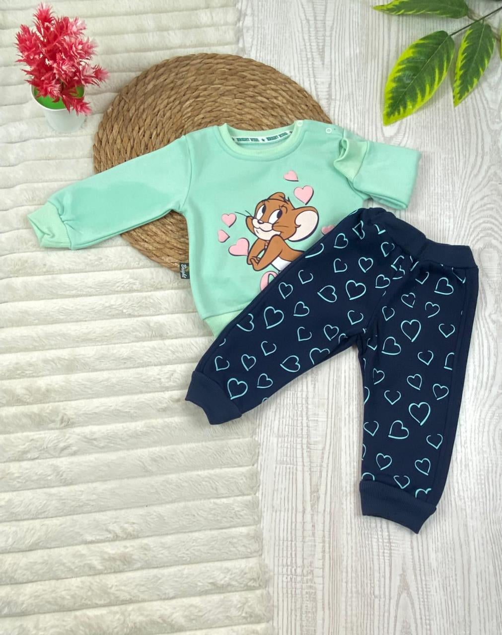 طقم بناتي شتوي خامه ميلتون مكون من قطعتين مبطن من الداخل رسمة جيري  ❤️🤍