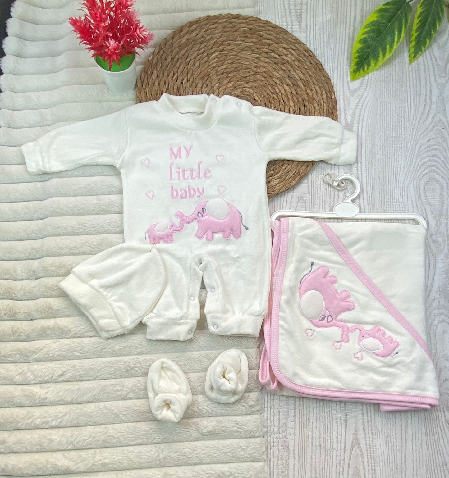 طقم مستشفي قطيفه 100% مكون من اربع قطع رسمة الفيل  🩷💙🖤