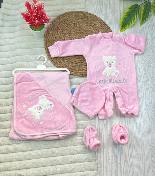 طقم مستشفي قطيفه 100% مكون من اربع قطع رسمة دب 🩷💙🖤