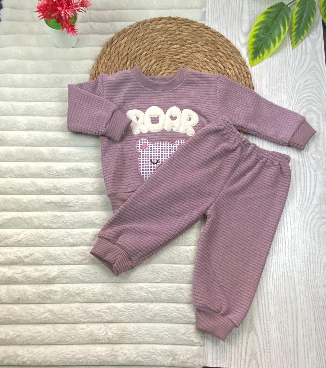 طقم  اولادي وبناتي شتوي خامه قطيفه مكون من قطعتين مبطن من الداخل رسمة دب🤍🤍