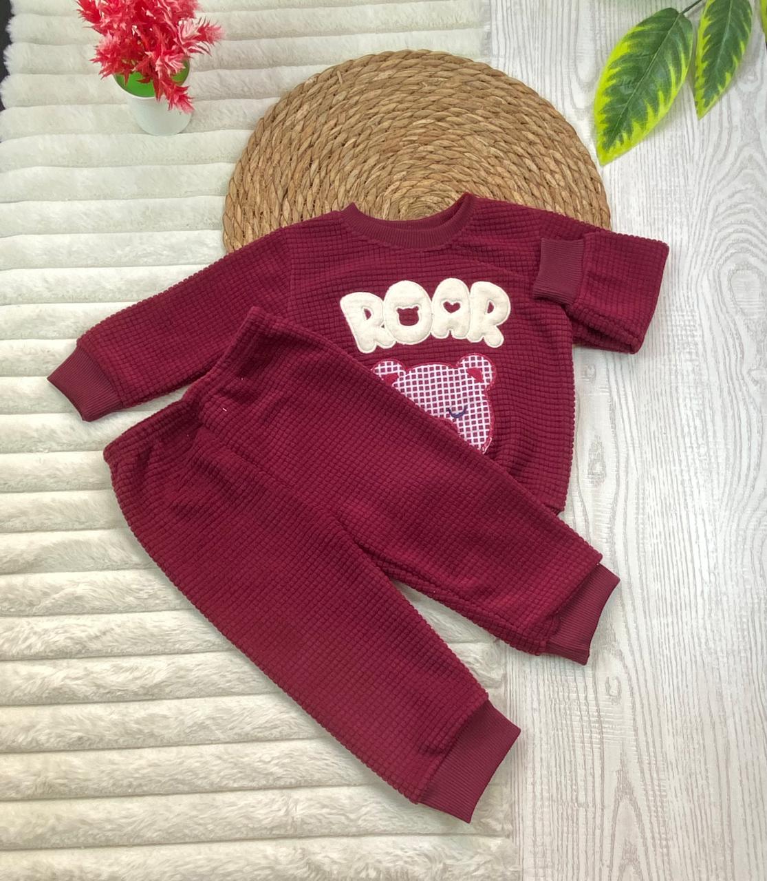 طقم  اولادي وبناتي شتوي خامه قطيفه مكون من قطعتين مبطن من الداخل رسمة دب🤍🤍