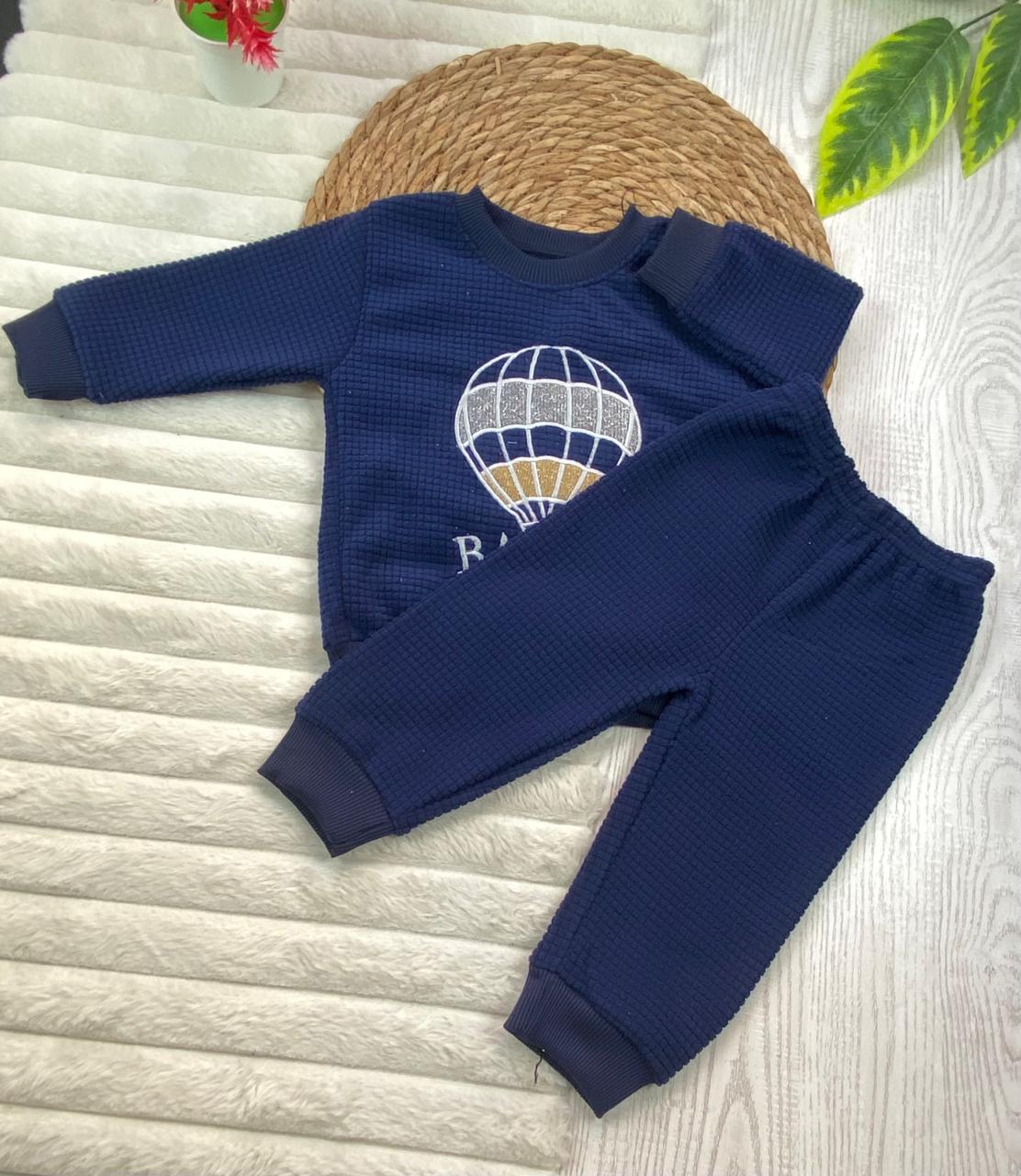 طقم  اولادي وبناتي شتوي خامه قطيفه مكون من قطعتين مبطن من الداخل رسمة المظله🤍🤍