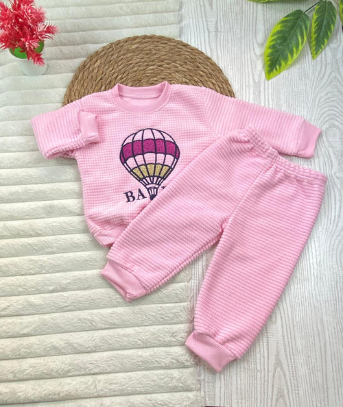 طقم  اولادي وبناتي شتوي خامه قطيفه مكون من قطعتين مبطن من الداخل رسمة المظله🤍🤍