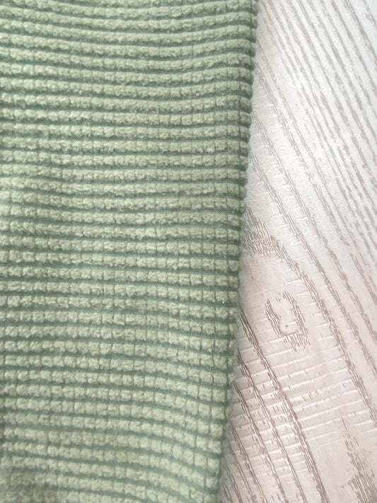 طقم  اولادي وبناتي شتوي خامه قطيفه مكون من قطعتين مبطن من الداخل رسمة المظله🤍🤍