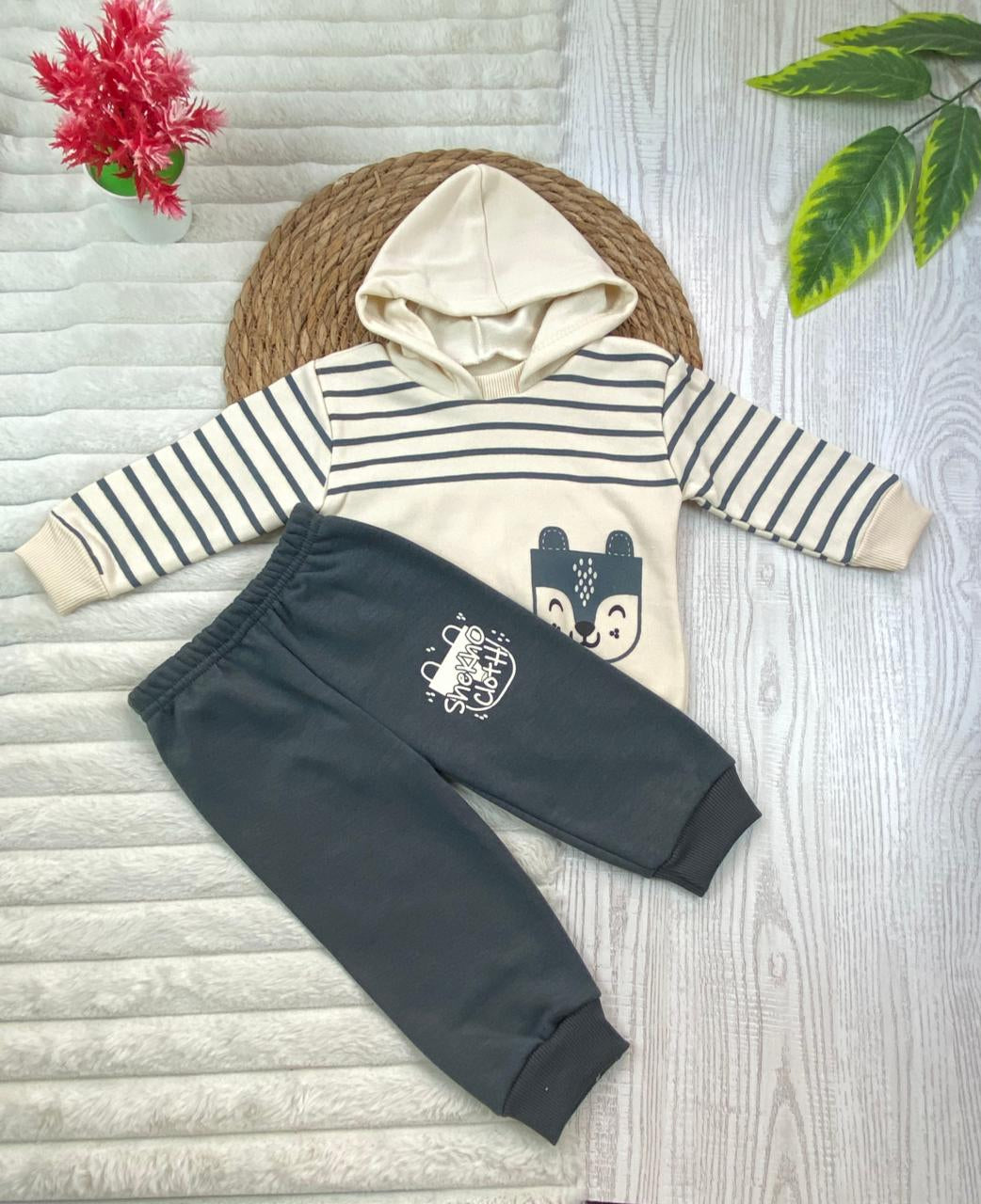 طقم اولادي وبناتي شتوي خامه ميلتون مكون من قطعتين رسمة سنجاب❤️🤍