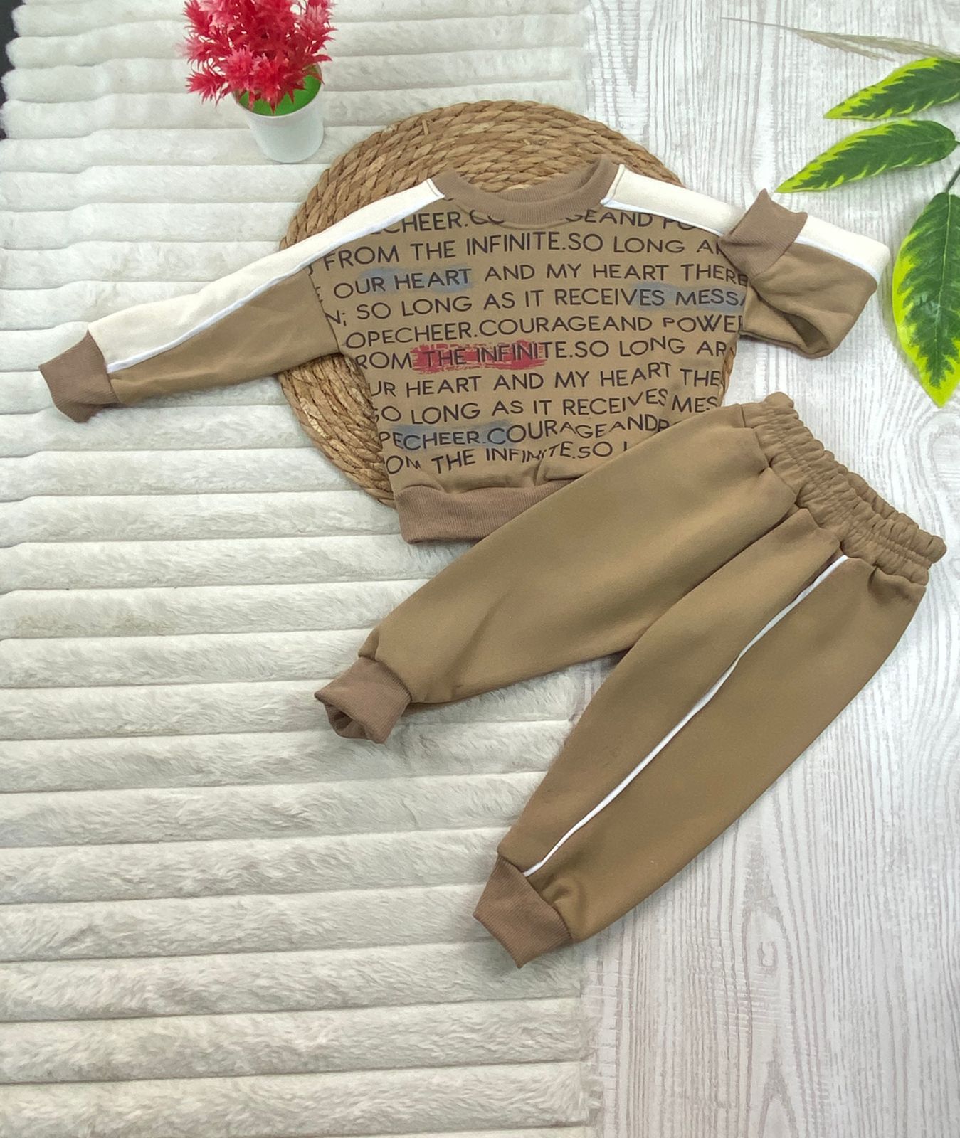 طقم اولادي وبناتي شتوي خامه ميلتون مكون من قطعتين the infinite🤍🤍