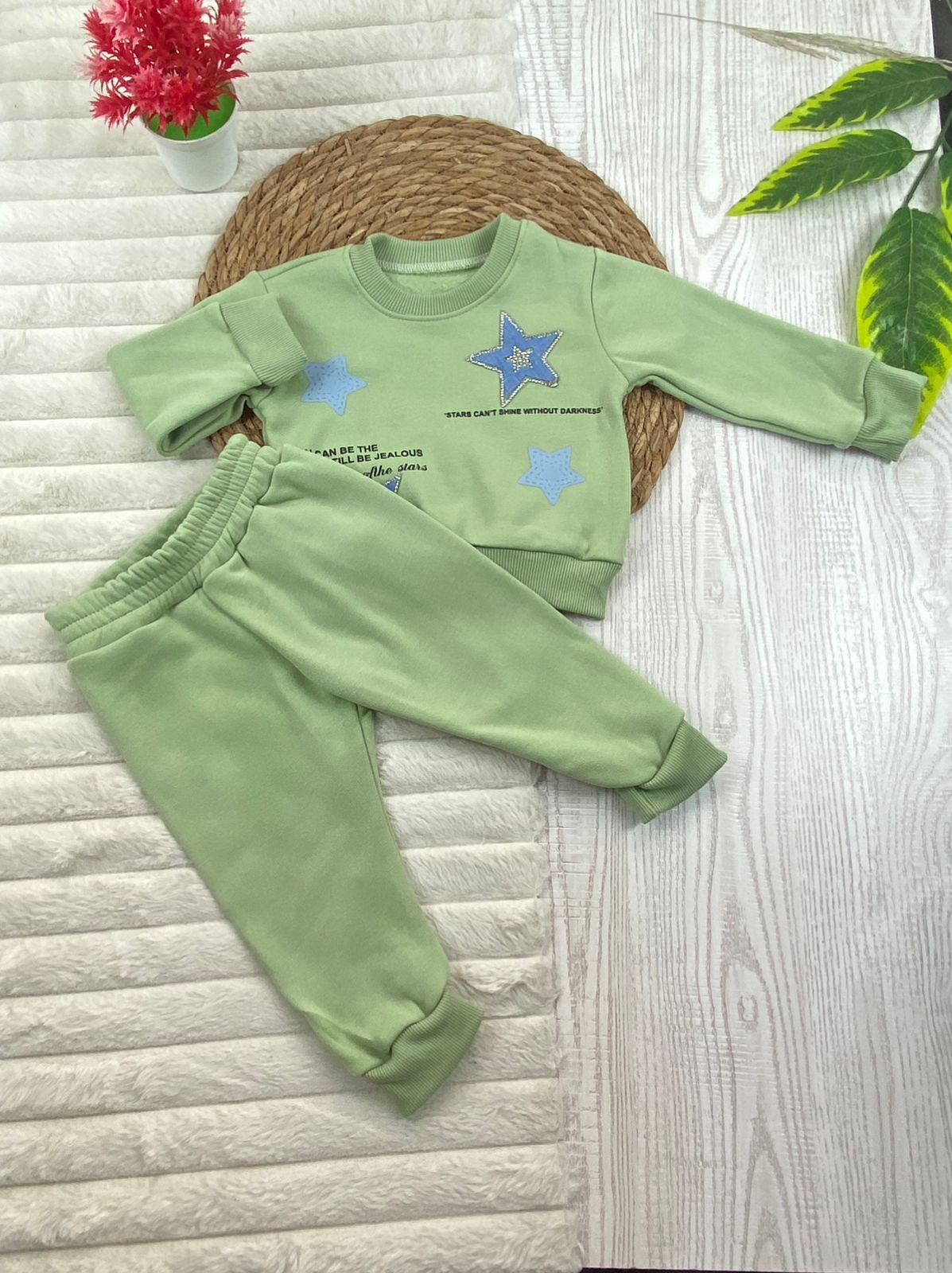 طقم بناتي شتوي خامه ميلتون مكون من قطعتين رسمة نجوم❤️💞