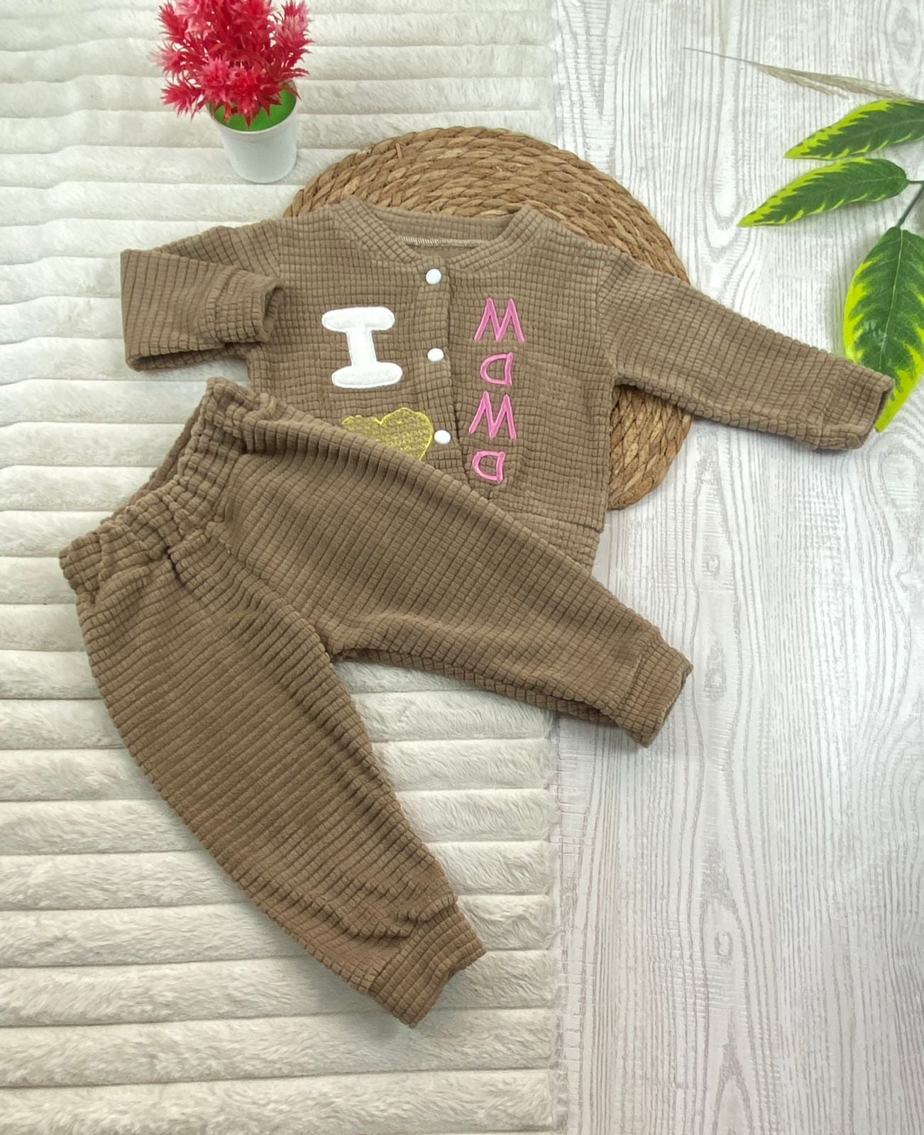 طقم بناتي شتوي خامه قطيفه مكون من قطعتين i love mama🤍🤍