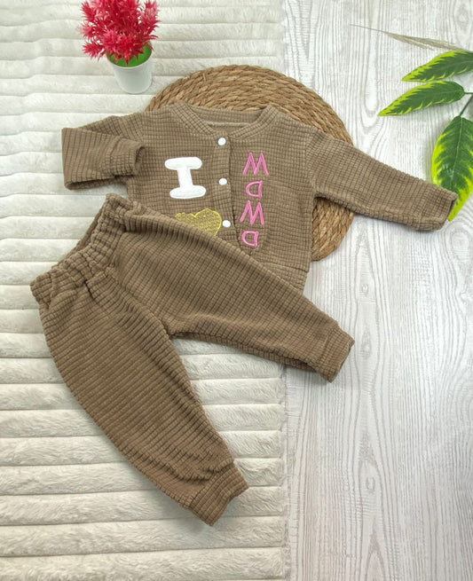 طقم بناتي شتوي خامه قطيفه مكون من قطعتين i love mama🤍🤍