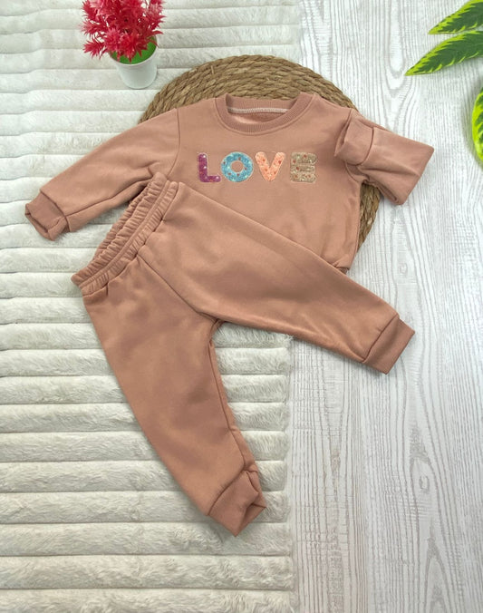 طقم بناتي شتوي خامه ميلتون مبطنه من الداخل مكون من قطعتين LOVE 🤍🤍