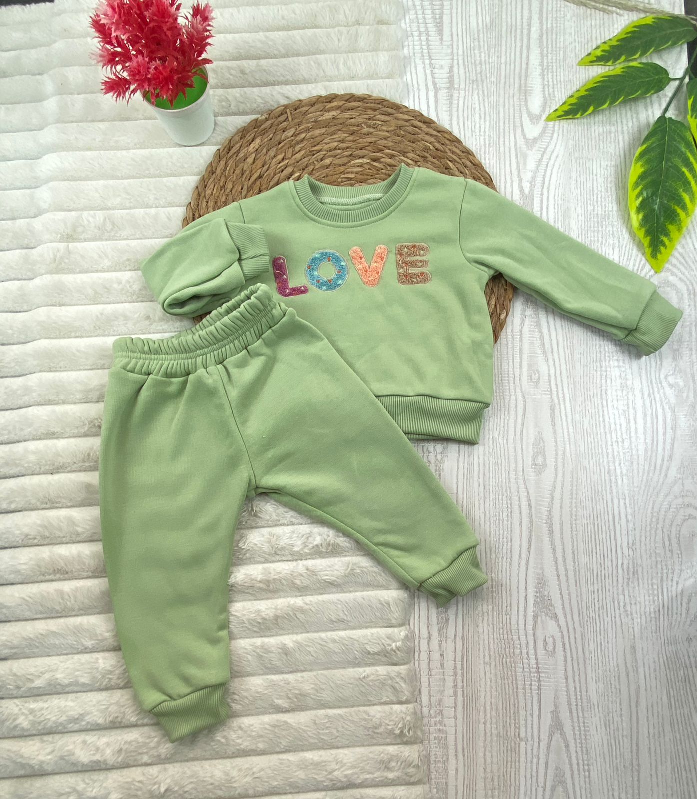 طقم بناتي شتوي خامه ميلتون مبطنه من الداخل مكون من قطعتين LOVE 🤍🤍