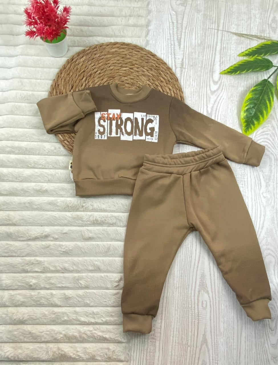 طقم اولادي شتوي خامه ميلتون مبطنه من الداخل مكون من قطعتين STAY STRONG 🤍🤍