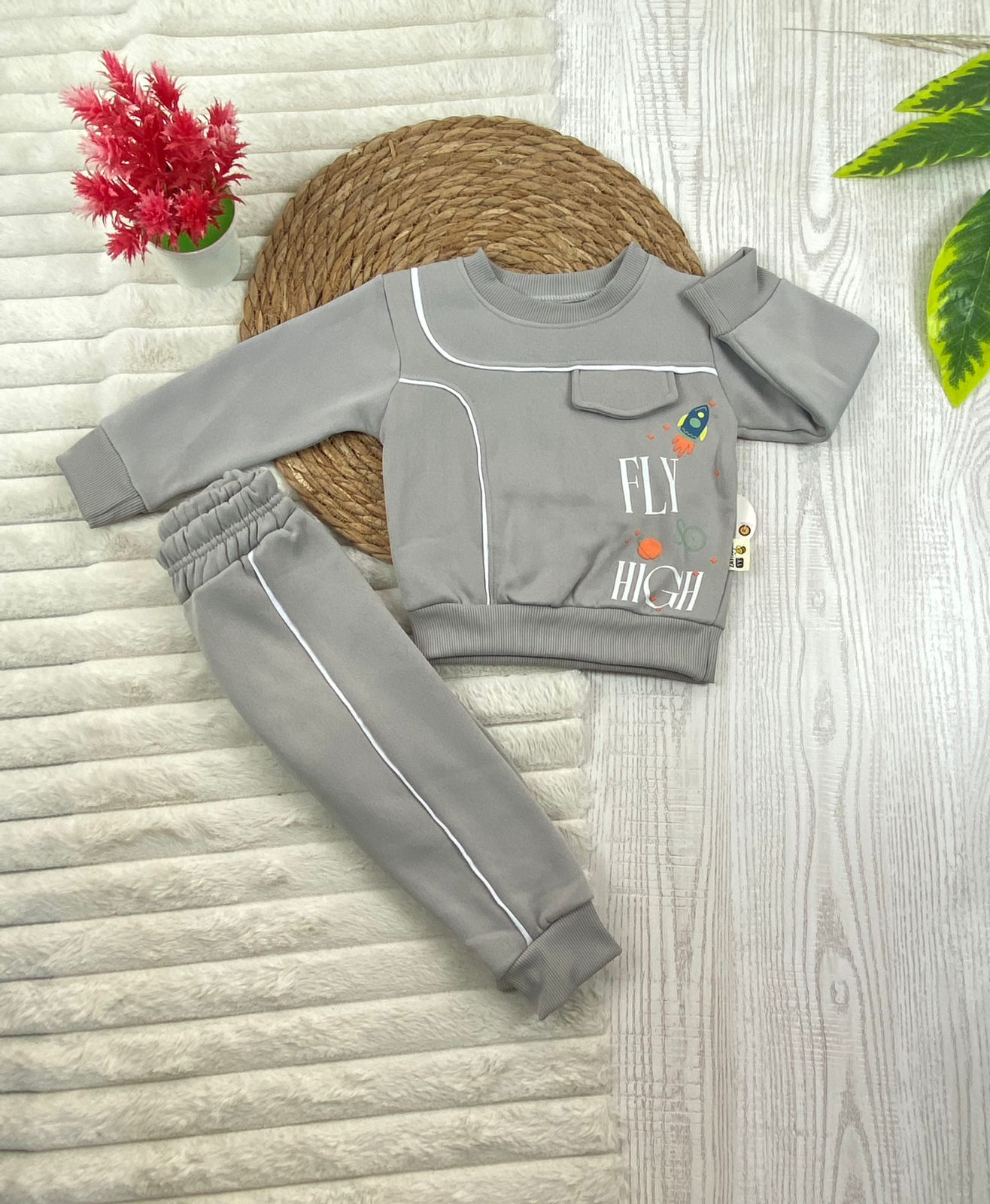 طقم اولادي شتوي خامه ميلتون مبطنه من الداخل مكون من قطعتين FLY HIGH  🤍🤍