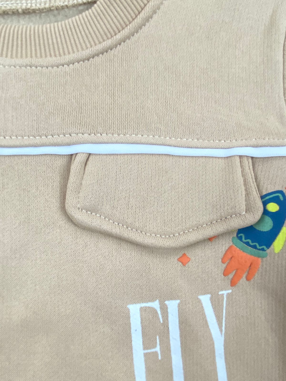 طقم اولادي شتوي خامه ميلتون مبطنه من الداخل مكون من قطعتين FLY HIGH  🤍🤍