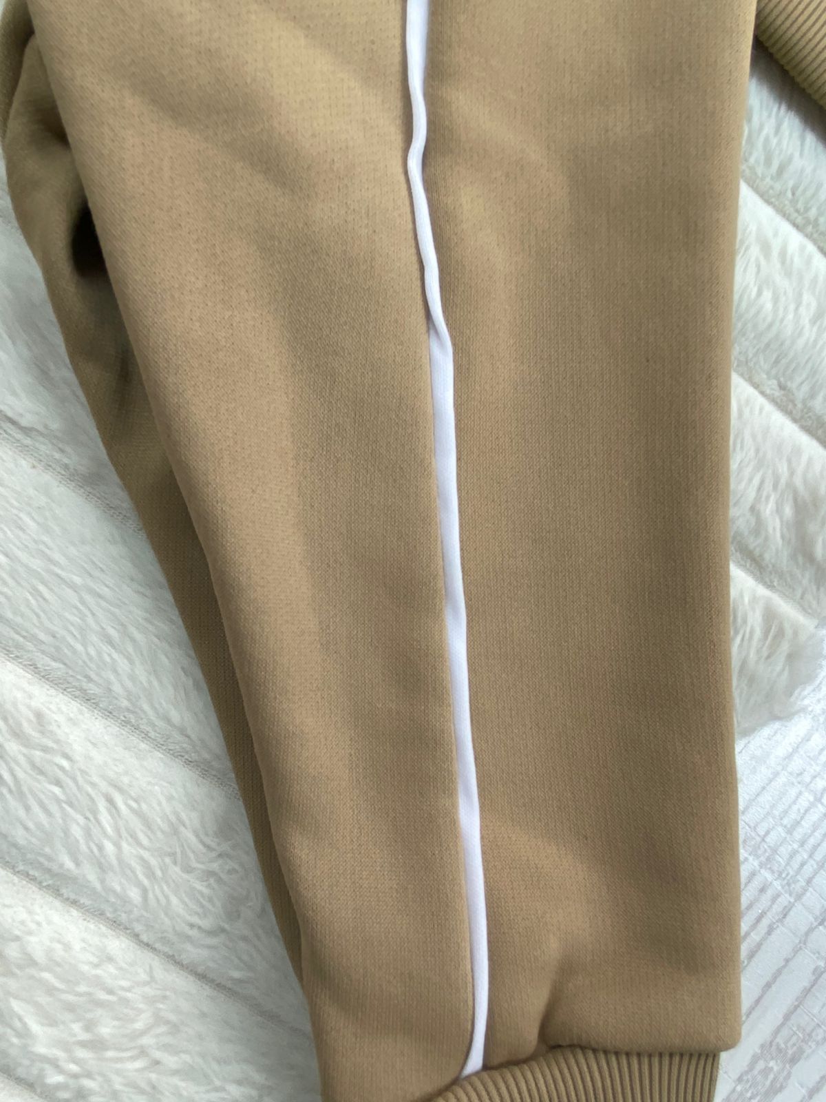 طقم اولادي شتوي خامه ميلتون مبطنه من الداخل مكون من قطعتين FLY HIGH  🤍🤍